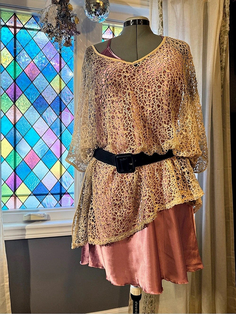 Lori Michaels Collection Gold Lace Tunic Size Medium Like New